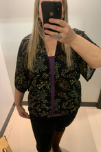 Load image into Gallery viewer, Loose and floey kimono cover up. Kimono bluse small floral print.
