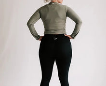 Load image into Gallery viewer, Compression Pocketed Trainer Legging (Raven Black)
